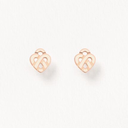 Boucles D'oreilles Poiray Coeur Entrelacé Or Rose Et Émail Ivoire Immédiatement reconnaissable, le Cœur Entrelacé conserve ses lignes épurées et graphiques, ses courbes singulières et généreuses qui célèbrent tous les amours. Couleur ivoire, l’émail fait discrètement ressortir la délicatesse de l’or rose, dont le modèle se décline en pendentif, boucles d’oreilles, bracelet, mais également sur un pendentif au format plus généreux.