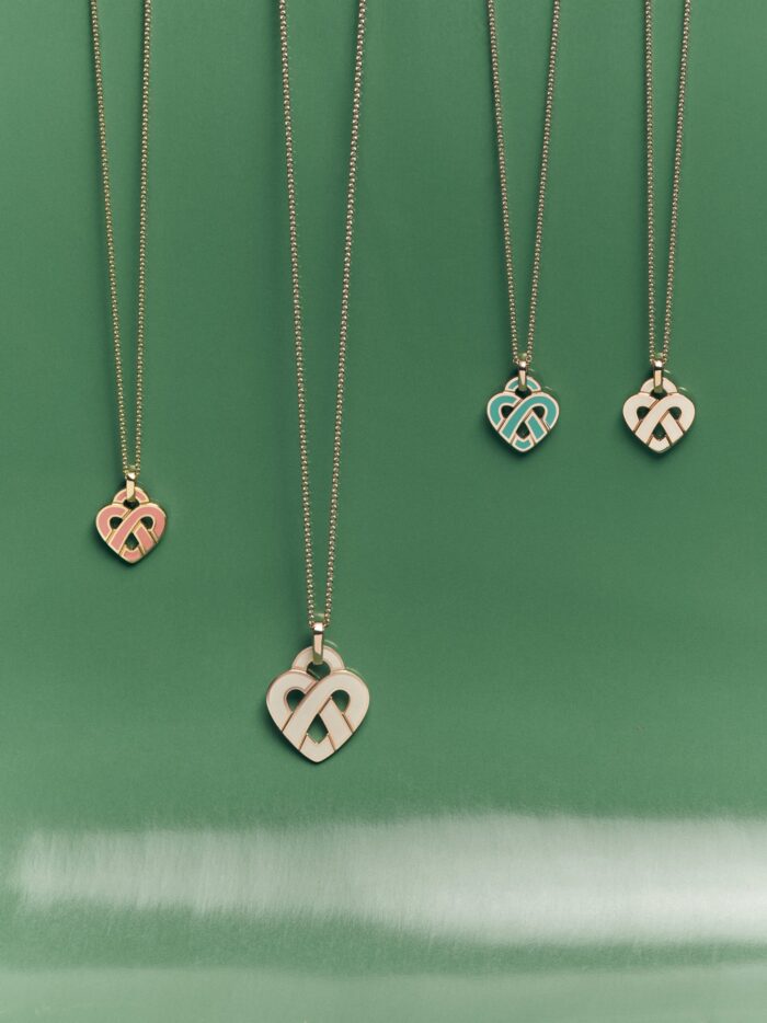 Collier Poiray Coeur Entrelacé Petit Modèle Or Jaune Et Émail Corail Collier Poiray Coeur Entrelacé Petit Modèle Or Jaune Et Émail Corail
