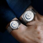 La nouvelle Baroncelli Heritage Smiling Moon décroche la lune pour l’afficher au poignet, avec élégance et finesse extrême. D’une grande pureté, le cadran grainé de cette montre suisse classique s’associe à l’éclat de l’acier poli de la boîte et du bracelet à maillons. Un disque rotatif dévoile les huit principales phases de l’astre, au cœur d’un ciel constellé d’étoiles. La lecture se fait à 6 heures, en toute simplicité, de la nouvelle lune à la pleine lune, croissante puis décroissante. En coulisses de ce spectacle plein de magie œuvre un calibre mécanique automatique Mido de haute précision.