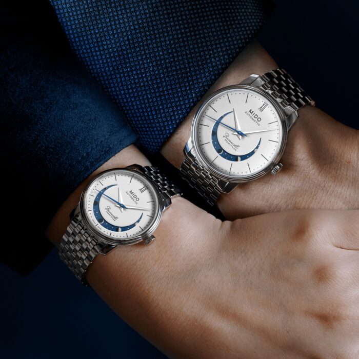 La nouvelle Baroncelli Heritage Smiling Moon décroche la lune pour l’afficher au poignet, avec élégance et finesse extrême. D’une grande pureté, le cadran grainé de cette montre suisse classique s’associe à l’éclat de l’acier poli de la boîte et du bracelet à maillons. Un disque rotatif dévoile les huit principales phases de l’astre, au cœur d’un ciel constellé d’étoiles. La lecture se fait à 6 heures, en toute simplicité, de la nouvelle lune à la pleine lune, croissante puis décroissante. En coulisses de ce spectacle plein de magie œuvre un calibre mécanique automatique Mido de haute précision.