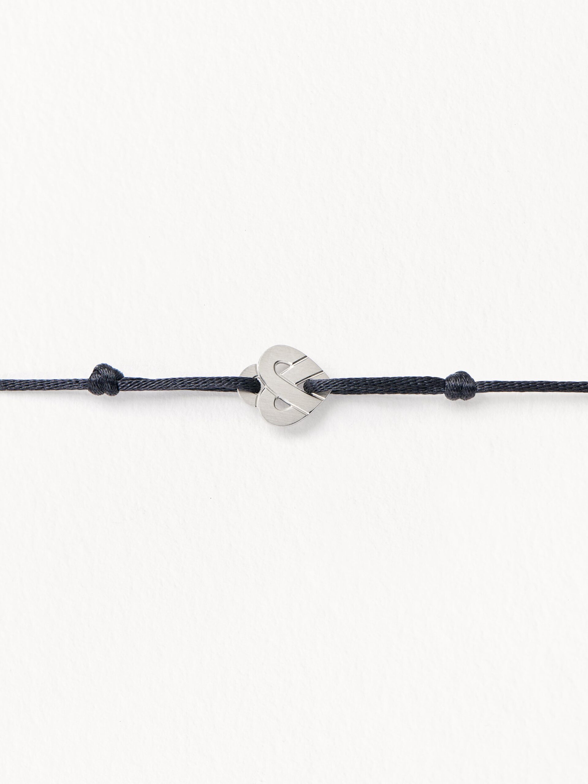 Bracelet Poiray Cœur Entrelacé sur Cordon Titane