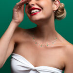 Collier La Brune & La Blonde Confetti Rivière Émeraudes Et Diamants Or Jaune – Image 2